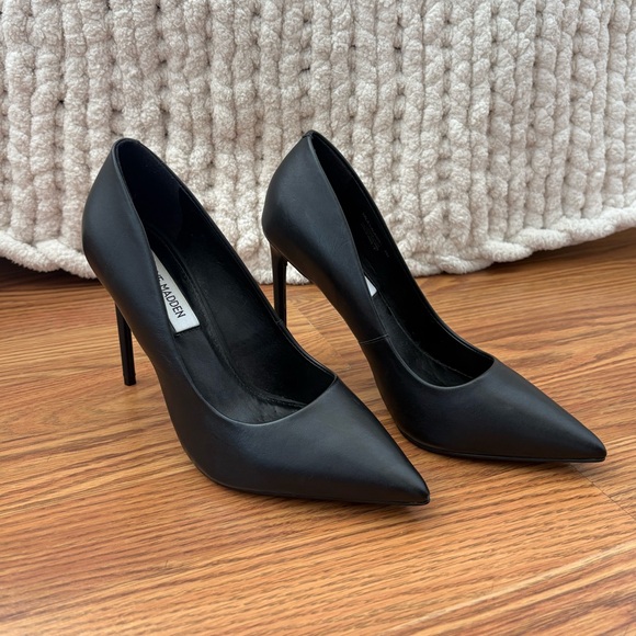 Steve Madden black leather pointed toe pumps - Picture 3 of 7